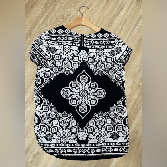 Old Navy Women’s Black & White Short Sleeve Blouse - Picture 5 of 5